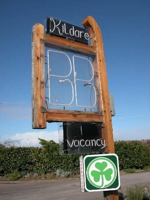 Pension : Ein typisches Hinweisschild auf preiswerte Unterkunft Bed&Breakfast an einer Landstraße nahe der Stadt Kildare, aufgenommen im April 2005. Foto Uwe Gerig