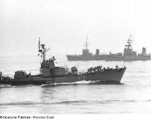 Deutschland . Nationale Volksarmee - Seestreitkräfte. U-Boot-Jäger 201M (Bordnummer 473), dahinter Minenleg- und Räumschiffe der Typen MLR-3000 (NATO-Code Krake) und MLR-2000 (NATO-Code Habicht) auf See