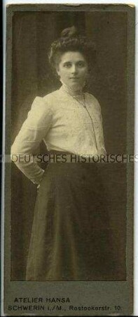 Junge Frau in weißer Bluse, Carte de Visite