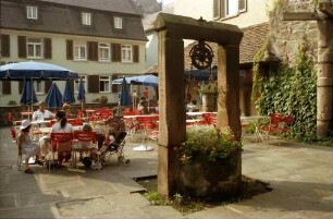 Lahr: Alter Ziehbrunnen und Pfahl am Storchenturm