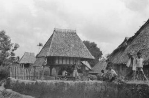 Siedlung südlich von Poedjoengan : Dorflandschaft mit Häusern und Bewohnern