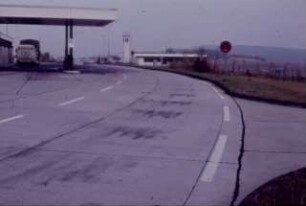 Tankstelle und Raststätte an der Autobahn: Ansicht mit Umgebung