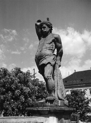 Lindwurmbrunnen. Chloritschiefer (nach 1590; U. Vogelsang, A. Vogelsang). Herkules (1636; M. Höne). Klagenfurt, Neuer Platz