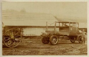 Foto eines Lastkraftwagens mit Anhänger zum Transport von Masten oder Baumstämmen