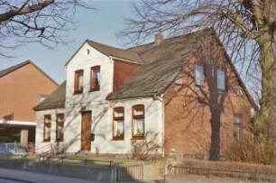 Poststraße (21): traufständiges Wohnhaus: Straßenfront mit Eingangstür, Zwerchgiebel: Giebelseite: Vorgarten, Mauer, Treppe