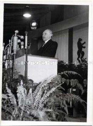 Konrad Adenauer spricht in Berlin über die Ergebnisse der Vier-Mächte-Konferenz
