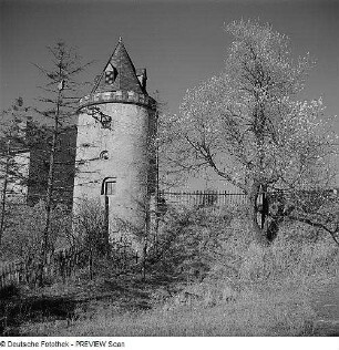 Gebäude und Rundturm in Altefähr, Rügen oder Pulverturm in Altenburg