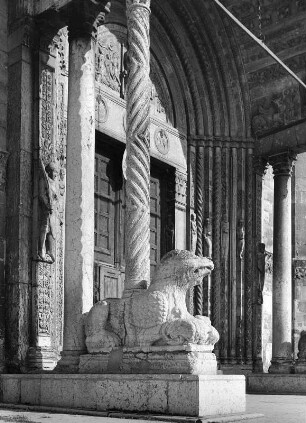 Portal : Verona. Kathedrale Santa Maria Matricolare. Baldachingehäuse mit Löwen (1139/1153?; Nicolaus)