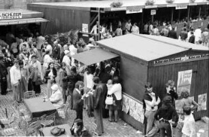Freiburg: Freiburger Weinfest 1975; Besucher vor den Buden auf dem Münsterplatz; von oben
