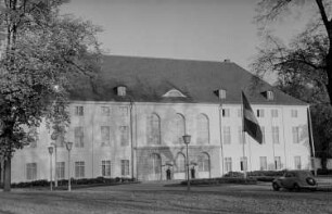 Reportage: Präsident Wilhelm Pieck im Schloss Niederschönhausen : Schloss Niederschönhausen (Außenansicht)