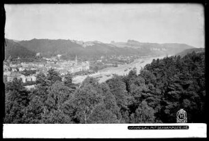 Blick auf Bad Schandau mit Falkenstein und Vordere Schrammsteine