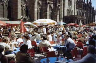 Freiburg: Besetzte Tische beim "Engel", Hintergrund Münster