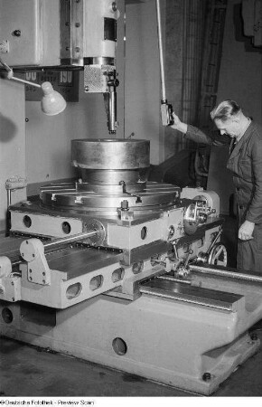 Hydraulische Senkrechtstoßmaschine Modelll 7450 der sowjetischen Sektion auf der Leipziger Frühjahrsmesse