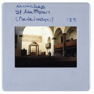 München, Auferstehungskirche : Innenansicht Kirchenschiff in Richtung Altar