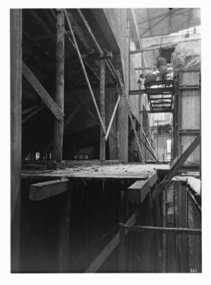 Industrie-Kraftwerk. Kesselhaus II, Montage eines Podestes : Lauta (Niederlausitz). Industrie-Kraftwerk. Kesselhaus II, Montage eines Podestes