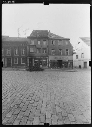 Torgau, Breite Straße. Wohnhäuser mit Läden. Straßenfront