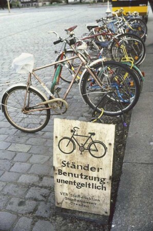 DDR. Dresden. Fahrradständer mit Schild "Fahrrad Ständer. Benutzung unentgeltlich. VEB Stadtdirektion Straßenwesen Dresden"