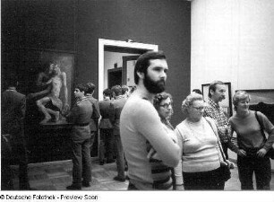 Dresden-Altstadt. Albertinum. IX. Kunstausstellung der DDR, 02.10.1982-02.04.1983. Raumaufnahme mit Ausstellungsbesuchern