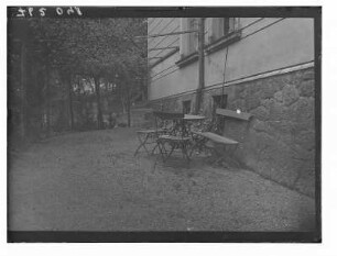Dresden-Blasewitz, Regerstraße 22.Villa (um 1895). Gartenseite (Erdgeschoß) mit Gartenmöbeln