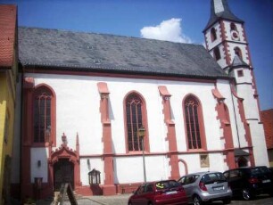 Stadtkirche - Ansicht über Traufseite Süd mit Kirchturm (im Kern Spätromanisch) und Langhaus (Neubau Jahre 1514-21) mit Maßwerkfenstern und Strebepfeilern
