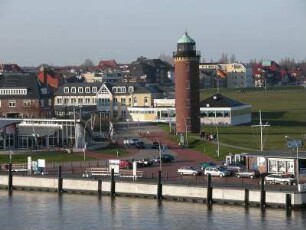 Cuxhaven - Hafengelände mit historischem Leuchtturm : Historischer Leuchtturm am Seehafen von Cuxhaven, aufgenommen am 24. November 2004
