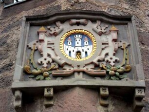 Stadtansicht - Rathaus - Wappenkartusche mit Stadtwappen sowie Steinmetzzeichen über Portal im Detail