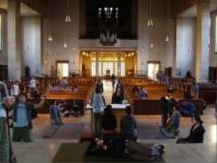 Inszenierte Szene in einer Kirche: Jugendliche und ihre "Klone" (Prämiertes Foto, Imaging-Special)