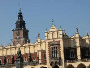 Hauptmarkt mit Rathausturm und Tuchhallen