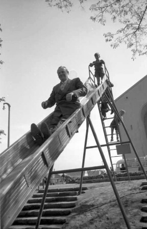 Übergabe der neuen Kinderspielplätze durch Stadträte und Angehörige der Stadtverwaltung