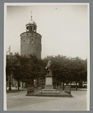 Görlitz. Marienplatz. Ansicht des 1250 errichteten Dicken Turms, davor das Demiani-Denkmal
