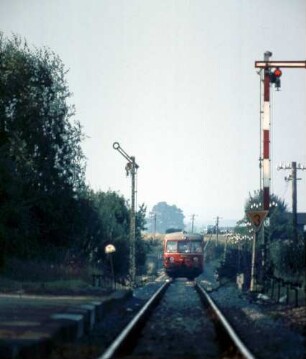 Wallerstein Bahnhofseinfahrt ETA 515 006 Bahnhofsausfahrsignal