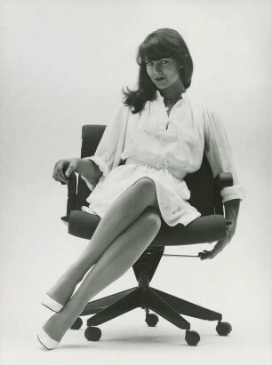 Frau auf Sessel aus Sapper Collection von Richard Sapper