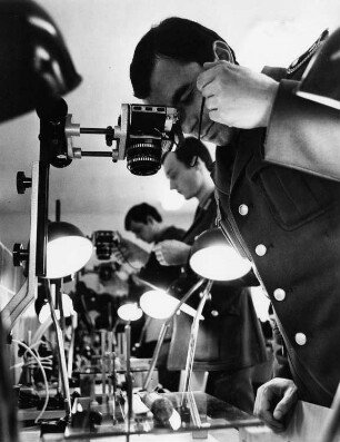 Offiziersschüler der Volkspolizei (Dienstzweig Kriminalpolizei) im Ausbildungskabinett für fotografische Spurensicherung : Aschersleben. Offiziersschule des Ministeriums des Innern. Offiziersschüler der Volkspolizei (Dienstzweig Kriminalpolizei) im Ausbildungskabinett für fotografische Spurensicherung
