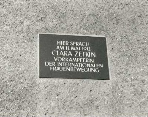 Tafel zur Erinnerung an Ansprache Clara Zetkins (1857-1933; Politikerin) am 11. Mai 1912. Radebeul, Winzerstraße, ehemaliger Gasthof