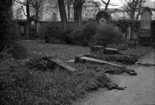 Freiburg: Alter Friedhof; Grabsschändung, umgeworfene Grabkreuze
