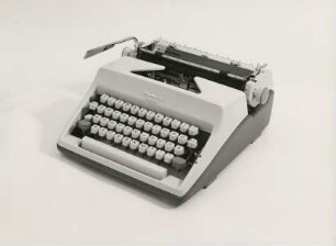 Schreibmaschine "Monica" der Olympia-Werke