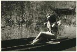 Frühling am Wannsee - Frau mit Sonnenschirm im Kanu