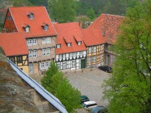 Quedlinburg - Schlossberg : Blick vom Schloss auf Häuser am Schlossberg, aufgenommen in Quedlinburg am 27. April 2014. Foto Uwe Gerig