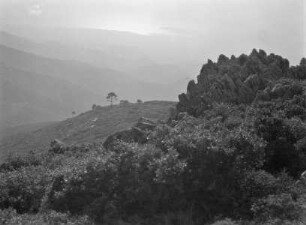 Berglandschaft in Griechenland mit Felsen im Vordergrund