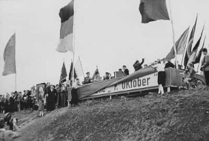 Weihe der Sportstätte 7. Oktober - Enthüllung des Namenszuges 7.Oktober, Fahnen der Deutschen Demokratischen Republik und der Sowjetunion, auf einem Plakat des Porträt Walter Ulbrichts : Weihe der Sportstätte 7. Oktober - Enthüllung des Namenszuges 7. Oktober