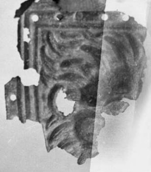 Fragment eines gepressten Blechs mit Rest eines Gorgoneions