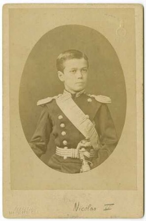 Kinderbildnis vom späteren Zar Nikolaus II. Alexandrowitsch in Uniform mit Schärpe, Brustbild in Halbprofil