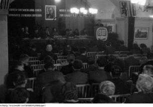 Dresden. Stadtverwaltung Dresden: Im Keller des Rathauses fand im Februar 1950 die Wahl der Betriebsgewerkschaftsleitung statt, 1950