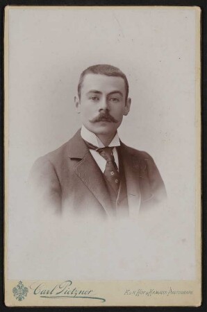 Portrait von Leopold von Andrian, Blick in die Kamera