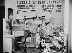 Szene aus dem Dokumentarfilm "Das Schaufenster der Deutschen Industrie": Werbung für die Jahresschau "Die Technische Stadt" (Zahnarztpraxis)