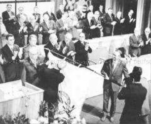 Erich Honecker und Kurt Thieme bei Festakt zum 25jährigen Jubliläum der DSF in der Komischen Oper Berlin (Ost)