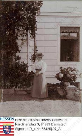 Tiedemann-Brandis, Martha v. geb. v. Rango (1854-1908) / Porträt, vor Herrenhaus des Ritterguts Woyanow stehend, Ganzfigur