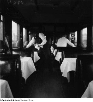 Kellner beim Eindecken im Mitropa-Speisewagen : Deutsche Reichsbahn. Kellner beim Eindecken im Mitropa-Speisewagen