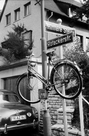 Freiburg: Fahrrad am Straßenschild