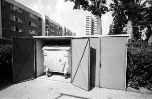 Freiburg, Landwasser: Offener Müllschrank